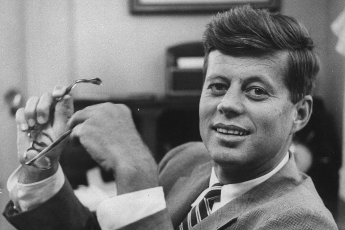 Sáng ngày 22/11, Tổng thống Kennedy có buổi nói chuyện với Phòng Thương mại địa phương tại Khách sạn Texas ở Fort Worth. Tiếp đến, ông ghé thăm căn cứ Không quân Carswell.