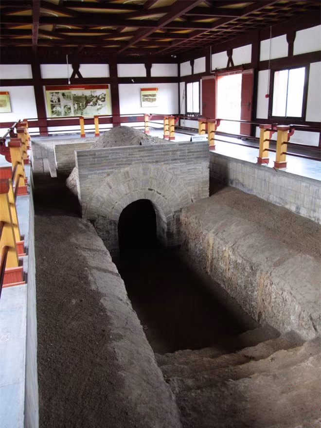 Cụ thể, vào năm 1984, các công nhân tình cờ phát hiện ra một ngôi mộ cổ khi thi công xây dựng nhà máy dệt tại một ngôi làng ở Mã An Sơn, tỉnh An Huy, Trung Quốc.