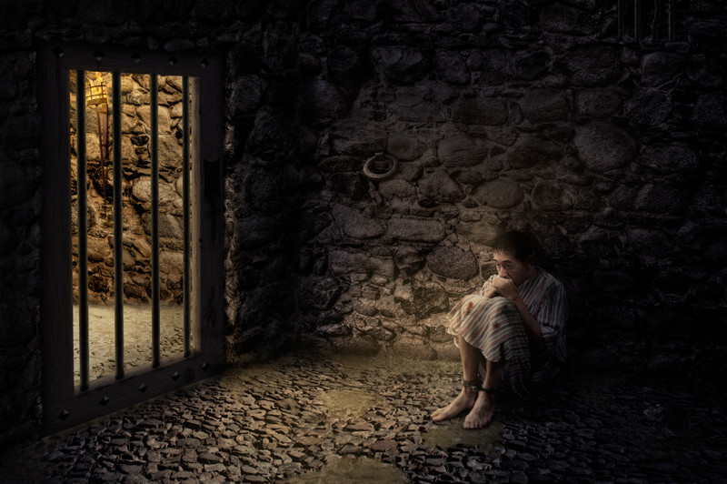 Tù nhân sẽ bị trói chặt tay chân và đặt nằm trên một mặt phẳng. Kế đến người hành hình sẽ lần lượt đặt từng khối đá "khủng" lên cơ thể phạm nhân.