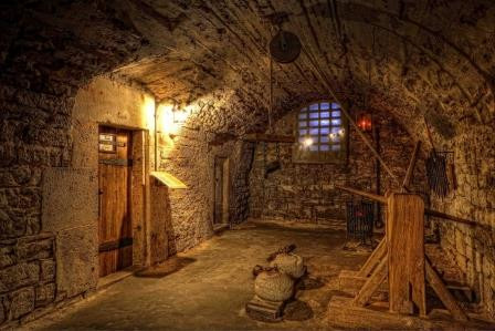 Một số tù nhân bị những khối đá đè lên người với tổng trọng lượng lên đến 300 - 350 kg.