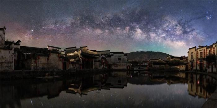 Dải ngân hà phía trên làng Hoành (Hoành thôn) ở Trung Quốc. Dãy nhà theo phong cách kiến trúc cổ xưa ngăn cách dải ngân hà lấp lánh ánh sáng và hình ảnh phản chiếu của nó dưới hồ nước. Thấp thoáng ở phần nền của bức ảnh là ngọn núi Hoàng Sơn nổi tiếng. Hoành thôn là một phần của khu di tích được UNESCO công nhận là Di sản thế giới nhờ dấu ấn đậm nét của một làng quê đặc trưng phong cách Trung Quốc. Tác giả: Zhang Xiao.