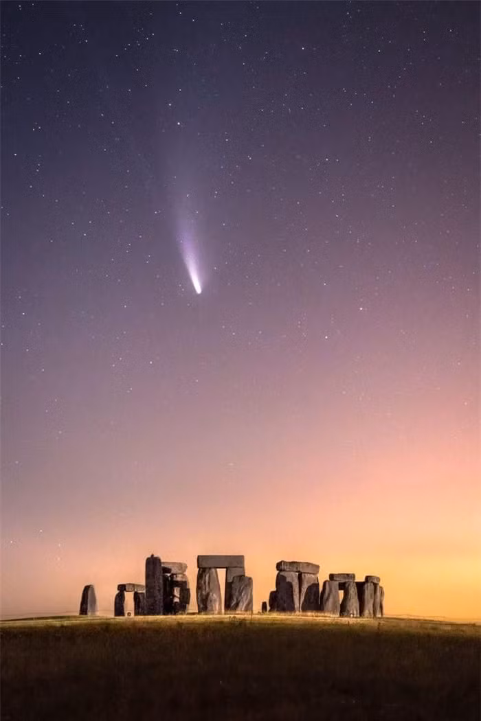 Bức ảnh chụp công trình tượng đài cự thạch Stonehenge nổi tiếng của Anh tại thời điểm sao chổi Neowise đi qua. Khoảnh khắc tuyệt đẹp này cứ mỗi 6.800 năm lại có một lần được ghi lại tại địa danh nổi tiếng ở thành phố Salisbury. Tác giả: James Rushforth.