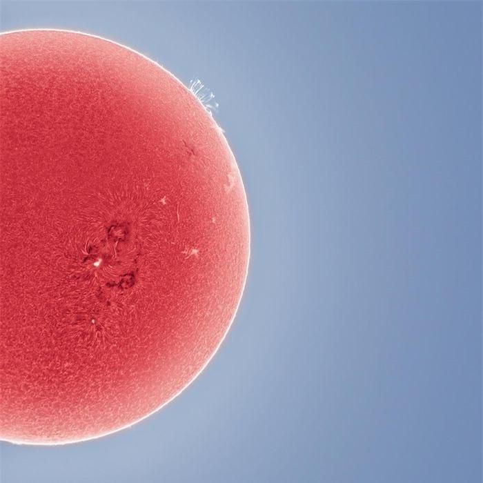 Hình ảnh sắc quyển rõ nét của Mặt Trời được chụp với màu đen trắng lúc ban đầu, sau đó được xử lý đảo ngược một phần. Khoảnh khắc sống động này đánh dấu một sự khởi đầu ấn tượng cho chu kỳ Mặt Trời mới. Tác giả: Andrew McCarthy.