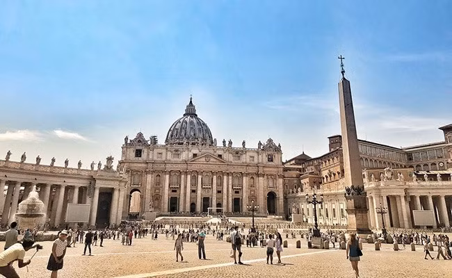 Vương cung thánh đường Thánh Peter là một trong những địa điểm nổi tiếng nhất ở Vatican. Điều đánh chú ý là công trình này được xây trên nghĩa địa cổ Vatican Necropolis.