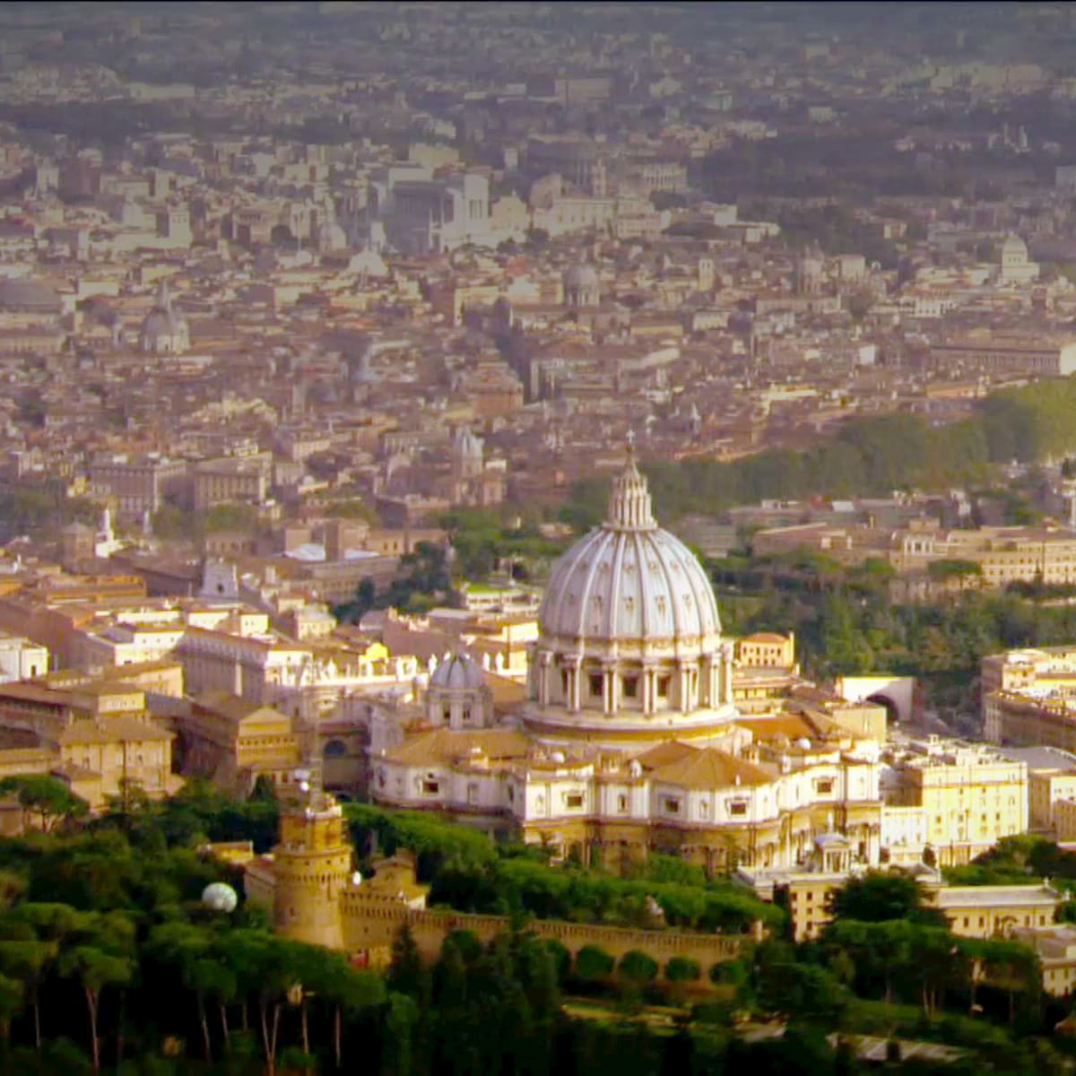 Vào năm 1309, các Giáo hoàng rời thành Rome khi giáo hoàng Clement V lập tòa tại Avignon, Pháp. Khi họ quay trở lại Italy vào năm 1377, cung điện Lateran bị cháy rụi. Vậy nên, Vatican trở thành nơi ở của các Giáo hoàng từ đó đến nay.