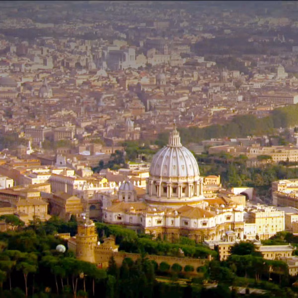 Vào năm 1309, các Giáo hoàng rời thành Rome khi giáo hoàng Clement V lập tòa tại Avignon, Pháp. Khi họ quay trở lại Italy vào năm 1377, cung điện Lateran bị cháy rụi. Vậy nên, Vatican trở thành nơi ở của các Giáo hoàng từ đó đến nay.