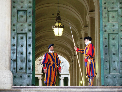 Kể từ năm 1506, Giáo hoàng Julius II lên nắm quyền và thuê một đội quân Thụy Sĩ để đảm bảo an toàn cho Vatican. Ngày nay, đội vệ binh người Thụy Sĩ vẫn làm nhiệm vụ đi tuần và canh phòng cẩn mật tại quốc gia nhỏ nhất thế giới.