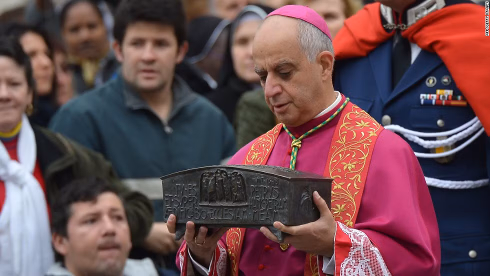 Các Giáo hoàng không sống tại Vatican cho đến thế kỷ 14. Trước đó, họ sống tại cung điện Lateran ở thành Rome.