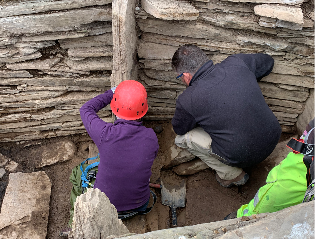 Trước vấn đề này, một số nhà nghiên cứu suy đoán 2 quả cầu bằng đá trên có thể được người xưa sử dụng làm vũ khí giống như đầu chùy.