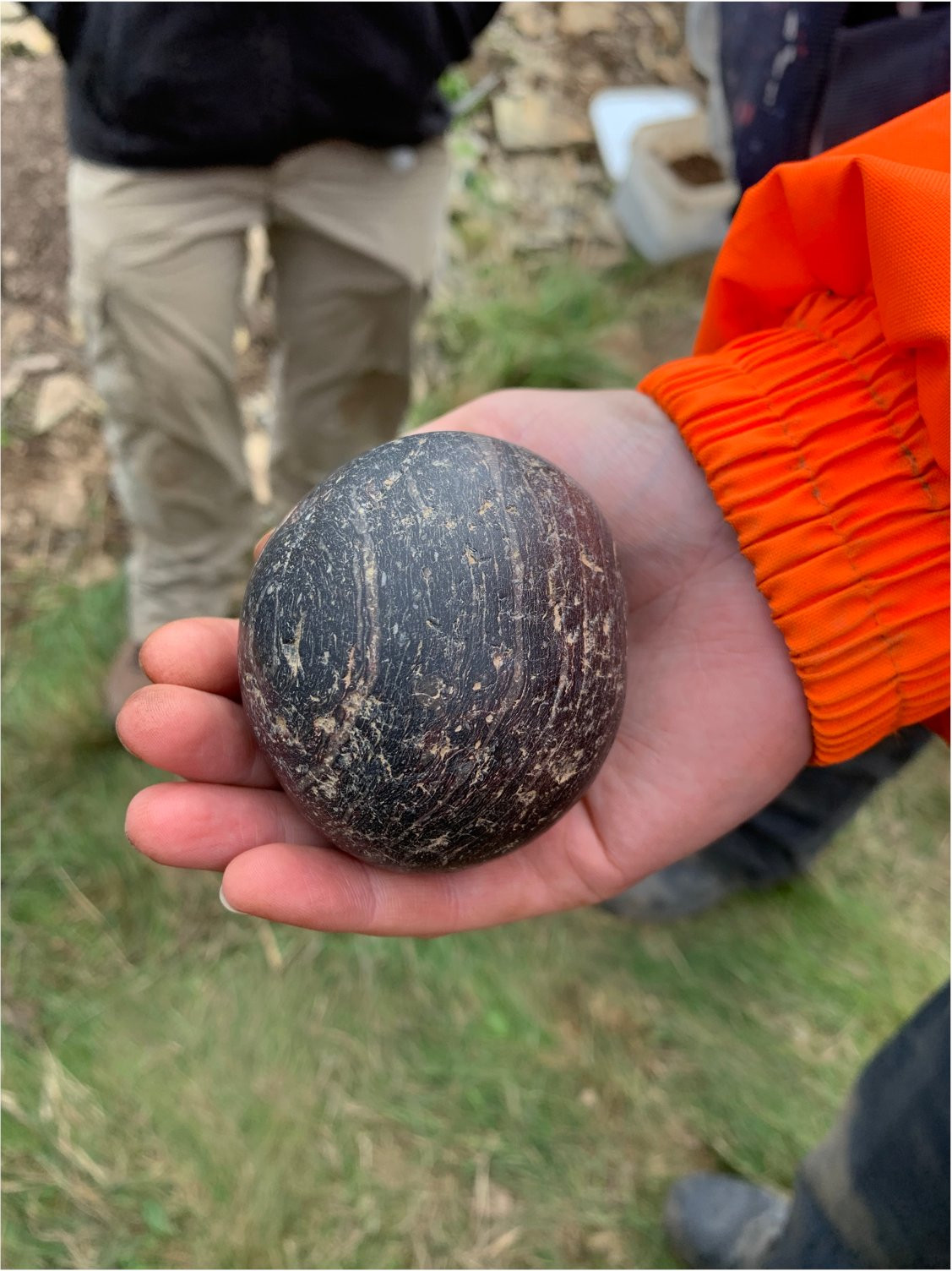 Thế nhưng, 2 quả cầu đá này không nằm cùng một chỗ. Mỗi quả cầu nằm ở 2 ngăn khác nhau trong mộ cổ. Việc tìm thấy 2 quả cầu bằng đá khiến giới chuyên gia tò mò về mục đích người xưa tạo ra chúng.