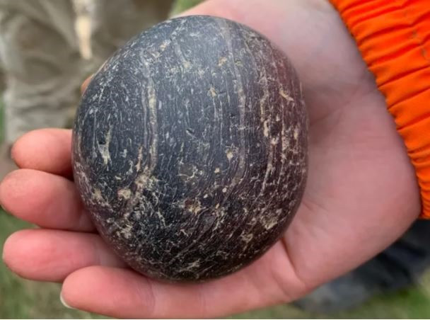 Đặc biệt, các chuyên gia tìm thấy 2 quả cầu đá bí ẩn. Trong số này, một quả cầu làm bằng đá đen và quả còn lại bằng đá vôi màu nhạt hơn.