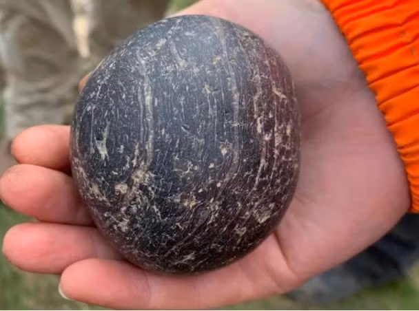 Đặc biệt, các chuyên gia tìm thấy 2 quả cầu đá bí ẩn. Trong số này, một quả cầu làm bằng đá đen và quả còn lại bằng đá vôi màu nhạt hơn.