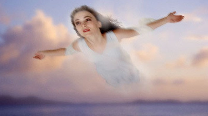 Vì vậy, sau khi chết, linh hồn người quá cố sẽ ở trong ngôi nhà mà họ từng sống suốt 49 ngày để có thời gian tạm biệt người thân và yên lòng ra đi. Trong khoảng thời gian đó, linh hồn sẽ có thể nhìn thấy và nghe được những điều xảy ra trong gia đình.