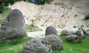 Vì vậy, mỗi tảng đá trovants ở làng Costesti có kích thước và hình dáng khác nhau. Từ đây, địa điểm này trở thành nơi thu hút khách du lịch.