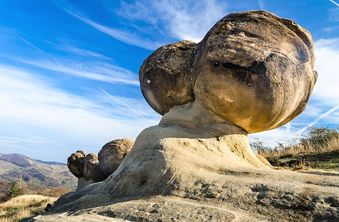 Ban đầu, mỗi tảng đá trovants có kích thước khoảng 6 - 9 cm. Thế nhưng, sau khi gặp nước mưa, chúng sẽ "phình to" với kích thước ngày càng tăng lên.