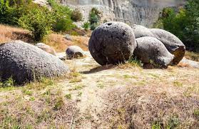 Một số nhà khoa học tính toán được rằng, những vụ động đất tạo ra đá trovants xảy ra cách đây 6 triệu năm trước.