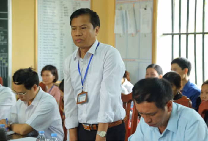 Vu nu sinh bi lot do, danh hoi dong: Xem xet cach chuc hieu truong