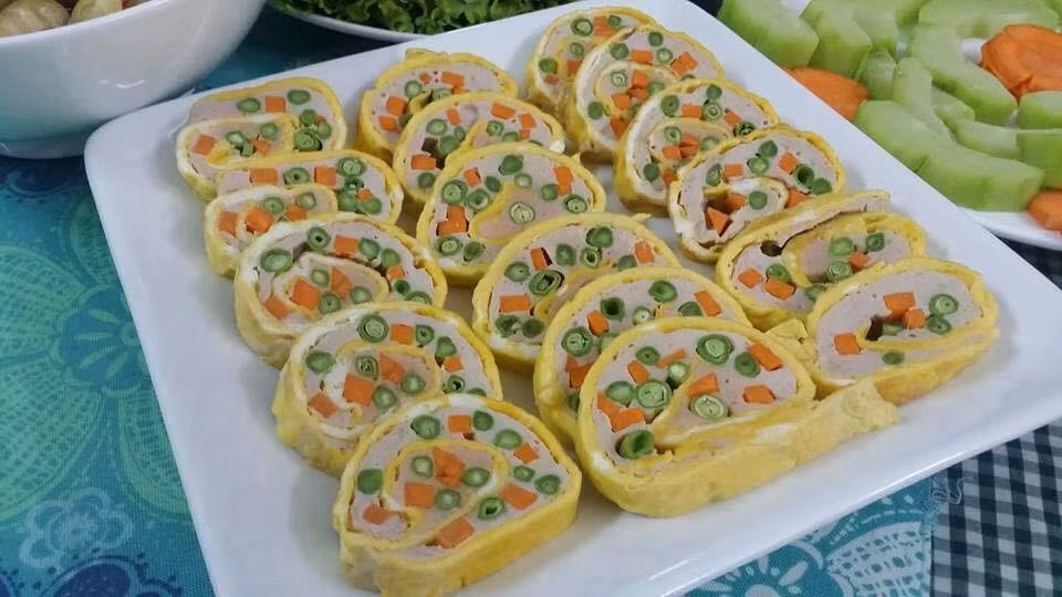 Gắp trứng ra, để khoảng 5 phút cho trứng bớt nóng rồi dùng dao cắt trứng thành nhiều miếng nhỏ. Với cách làm đơn giản như trên bạn đã có món ngon mới ăn cùng cơm rất tuyệt.