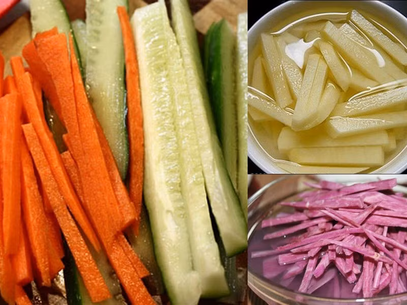 Cách làm trứng cuộn rau củ chiên như sau: Bước đầu rau, củ rửa sạch, thái dọc và để ráo nước.
