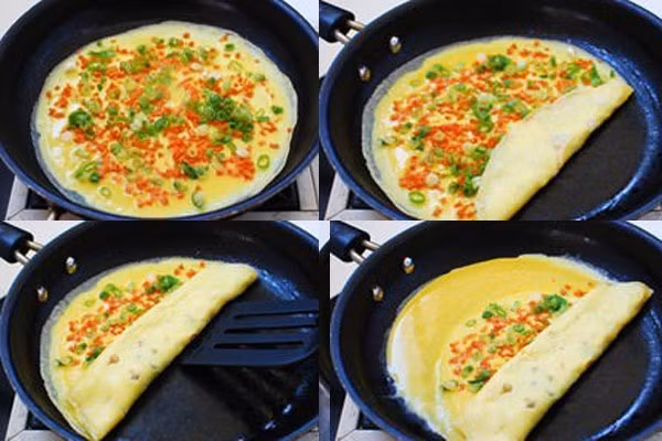 Bạn có thể thái nhỏ rau củ rồi rắc lên cũng được. Đợi 1-2 phút sau đó cuộn tròn trứng quanh phần rau củ vừa cho vào.