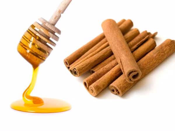 Quế: Quế được cho là một trong những loại thảo dược tốt cho người mắc bệnh tim mạch vì giúp làm giảm lượng cholesterol, hạ huyết áp và kiểm soát lượng đường trong máu. Nếu bạn may mắn không mắc phải bệnh tim, vẫn có thể thêm quế vào thực đơn hàng ngày để ngăn ngừa bệnh tim hiệu quả. 