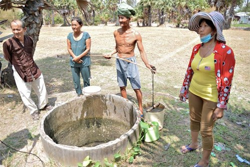 Khô hạn khốc liệt khiến nhiều nơi ở xã An Phú khan hiếm nước sinh hoạt và nước phục vụ sản xuất. Các giếng khoan đều cạn kiệt, tại ấp Phú Tâm, xã An Phú, hơn 30 hộ dân phải dùng chung một giếng như thế này.