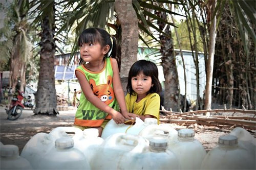 Trẻ con nơi vùng khô khát.