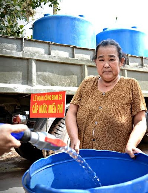 Bà Phạm Thị Xuân ở ấp Phú Tâm cho biết: Gia đình nghèo, neo đơn, không tiền mua nước. Ngày nào cũng được bộ đội mang nước tới nhà mà cứ ngỡ như trong mơ…