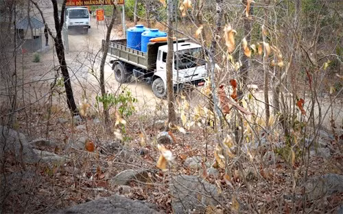 Đảng ủy, chỉ huy Lữ đoàn Công binh 25 xác định, ngoài nhiệm vụ chính trị trọng tâm, các đơn vị đóng quân nơi khô hạn khắc phục khó khăn, tham gia bảo đảm nước sinh hoạt cho người dân.