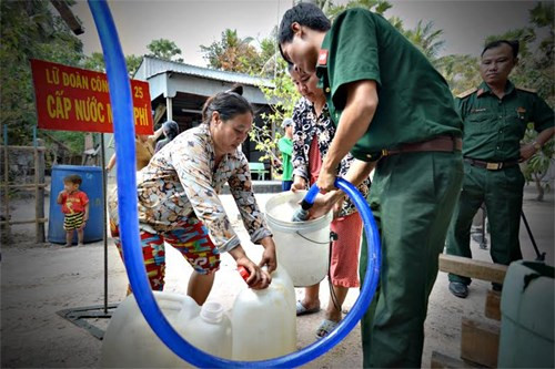 Nước được đơn vị mua lại của nhà máy và cung cấp miễn phí cho dân tại những điểm tập trung…