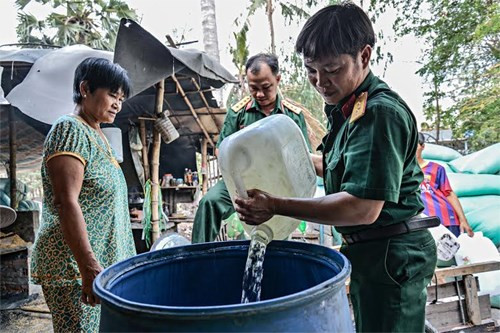 Với nhiều hộ nghèo ở xã An Phú, nước sạch của bộ đội thực sự là một trong những “nguồn sống” quý giá.