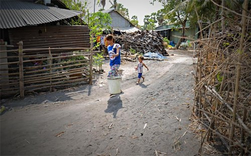 Để có nước sinh hoạt, người dân phải mua (nước từ nơi khác chuyển đến) với giá 400 đồng/lít.