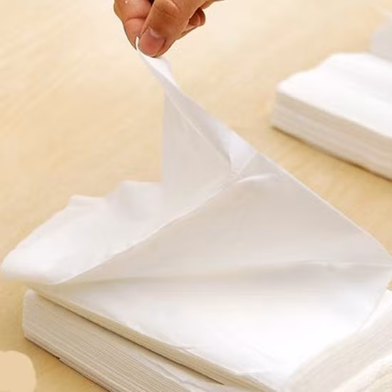 Lau khô tóc bằng khăn giấy: Thay vì khăn, hãy lau khô tóc bằng khăn giấy. Tác dụng hút ẩm nhanh chóng của khăn giấy sẽ giúp tóc bạn nhanh khô và vào nếp tốt hơn.