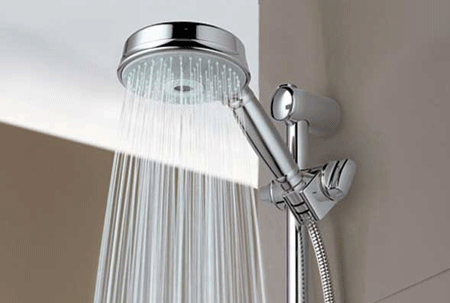 Lọc nước trước khi gội đầu: Có rất nhiều hóa chất trong nước máy như flour, muối, gỉ sắt... không tốt cho mái tóc. Nếu không có máy lọc nước ở nhà, hãy dùng 1 màng bọc lưới vào vòi tắm hoa sen trước khi xả lên tóc để bảo vệ tóc tốt hơn.