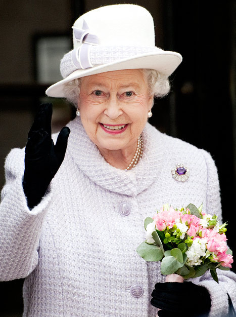 Giữ thái độ tích cực: Trong hơn 60 năm ở ngai vàng, Nữ hoàng phải giải quyết rất nhiều công việc, bao gồm cả các việc cơ mật và mang tính chất trọng đại. Bà làm việc không có thứ Bảy, Chủ nhật và chỉ nghỉ một ngày duy nhất trong năm là ngày Giáng sinh. Tuy nhiên, bà vẫn giữ thái độ lạc quan, tích cực với công việc và cuộc sống. 