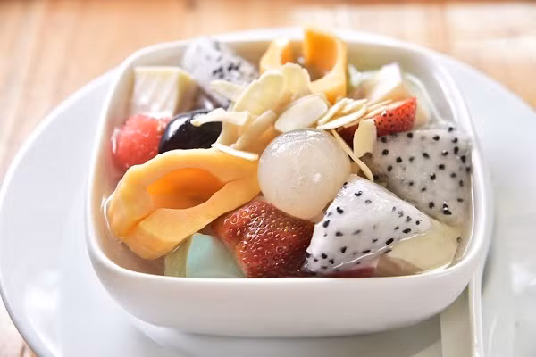 Bạn cũng có thể cho thêm các loại hoa quả khác nếu muốn. 