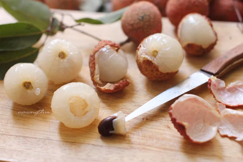 Bước 4: Vải hoặc nhãn bóc vỏ bỏ hột, ngâm cùng đường khoảng 20 -25 phút. Sau đó đổ 2-3 cốc nước vào đun cho nhỏ lửa.