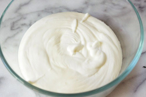 Bước 2: Đổ hỗn hợp ra khuôn rồi để trong tủ lạnh ít nhất 3 – 4h. 