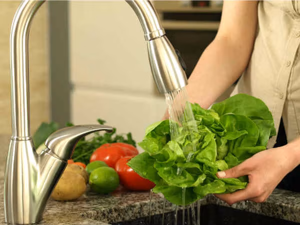 Để hạn chế tối đa tác hại của formol trong thức ăn đối với cơ thể người, các chuyên gia khuyên bạn nên rửa sạch thực phẩm dưới vòi nước mạnh, ngâm các thực phẩm khô như mọc nhĩ, mấm hương vào nước thật kỹ trước khi sử dụng và nấu chín thức ăn ở mức nhiệt trên 75 độ C. 