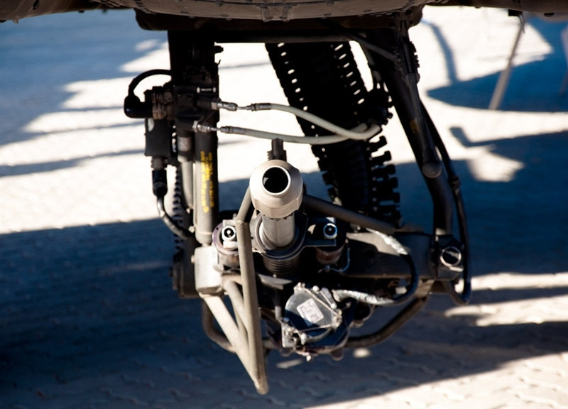 Pháo M230 trên Apache là vũ khí sử dụng năng lượng hỗ trợ bên ngoài để đẩy đạn đi và nạp đạn lên nòng thay vì tận dụng nguyên lý khí thuốc như một số loại vũ khí bộ binh khác.