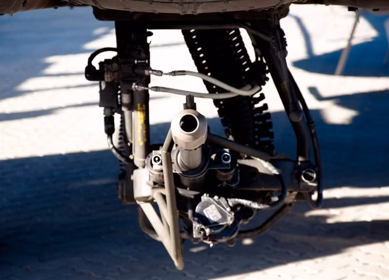 Pháo M230 trên Apache là vũ khí sử dụng năng lượng hỗ trợ bên ngoài để đẩy đạn đi và nạp đạn lên nòng thay vì tận dụng nguyên lý khí thuốc như một số loại vũ khí bộ binh khác.