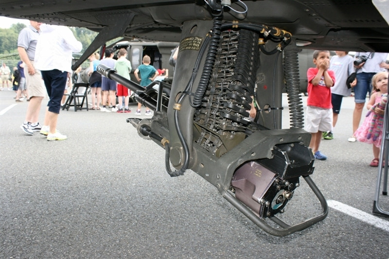 M230 được gắn trên một ụ súng và được lắp đặt phía bụng trước của trực thăng AH-64 Apache. Vũ khí này có tốc độ bắn tối đa khoảng 625 phát/phút.