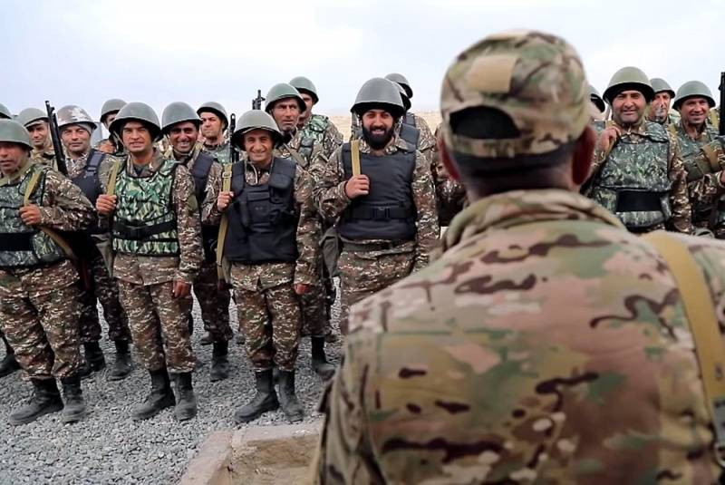 Thành công quân sự của Azerbaijan phần lớn dựa vào sự vượt trội về vũ khí nhận được từ Thổ Nhĩ Kỳ và Israel. Nhờ các UAV tấn công phá hủy hệ thống phòng không mỏng manh tại Nagorno-Karabakh, Azerbaijan đang chiếm ưu thế lớn từ trên không.