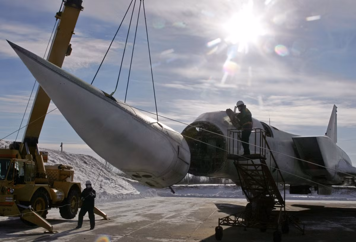 Bên cạnh đó, nước cộng hòa mới đã được thừa hưởng một số lượng khổng lồ vũ khí hạt nhân và thông thường của Liên Xô, bao gồm hơn 1.000 đầu đạn các loại có sức hủy diệt cực lớn.