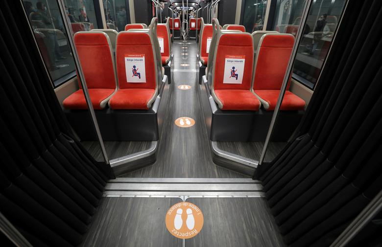 Hành khách cần đứng và ngồi đúng chỗ trên xe điện ở Nice, pháp, ngày 6/5.