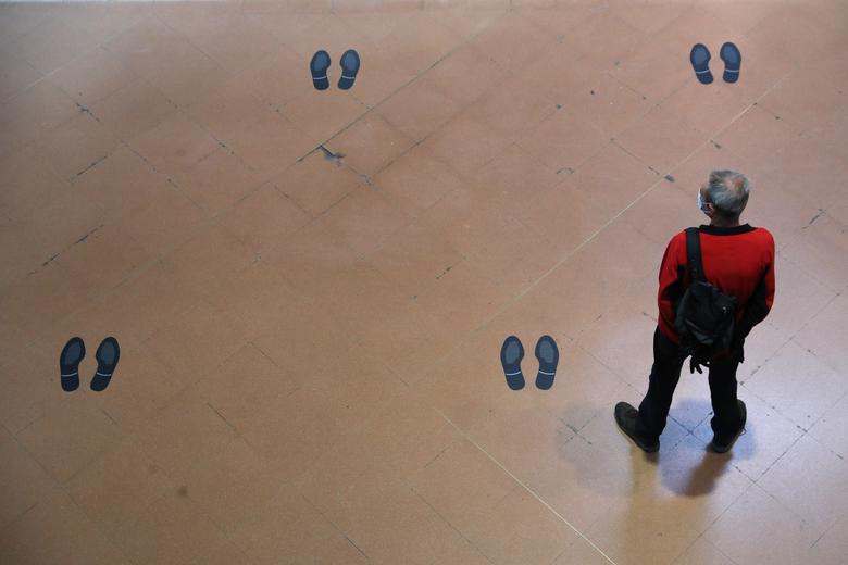 Nhà ga Atocha ở Madrid, Tây Ban Nha, yêu cầu hành khách đứng đúng vị trí để đảm bảo khoảng cách xã hội an toàn.