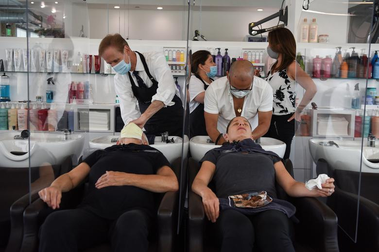 Các khách hàng gội đầu tại Bella Rinova ở Houston, Texas (Mỹ) được ngăn cách bởi tấm ngăn.