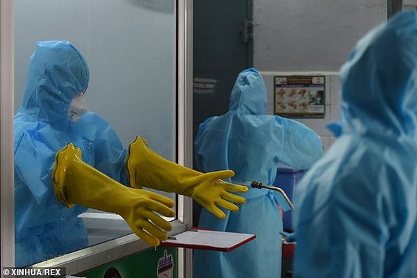 Uong thuoc tu che tri COVID-19, duoc si mat mang