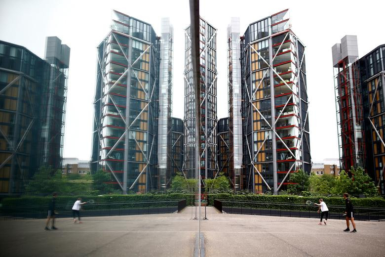 Người dân chơi tennis bên ngoài tòa nhà Tate Modern ở London ngày 10/5.