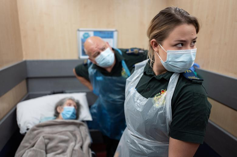 Katie Ffolloitt-Powell và Mike Carr chuyển một bệnh nhân từ bệnh viện đến trung tâm chăm sóc gần Portsmouth hôm 5/5.